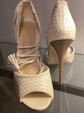 Shoe Dazzle Cream Woven Peep-Toe Lace-Up Heels with Tassel WrapSZ 9.